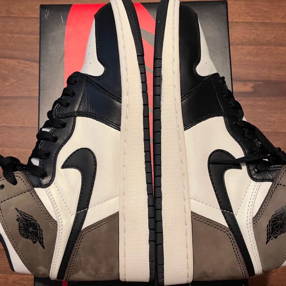 Air Jordan 1 High OG Dark Mocha GS Size 6.5